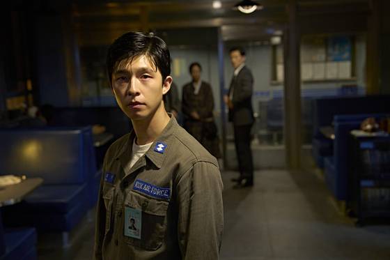 영화 '굿뉴스'에서 공군 관제장교 서고명 역을 맡은 홍경. 작전을 성공시켜 출세하려는 욕망을 가진 인물이다. 사진 넷플릭스