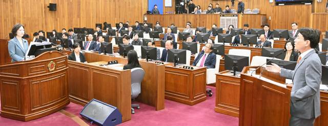 ▲ 20일 도의회 본회의장에서 열린 제341회 도의회(의장 김시성) 임시회 제3차 도정 및 교육행정 질문에서 이지영 도의원이 김진태 도지사와 도청 신청사 이전, 행정복합타운과 관련해 설전을 벌이고 있다.  서영 기자