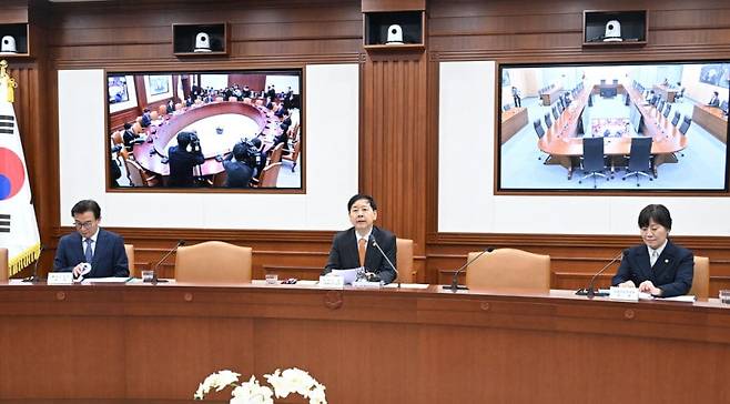 지난 20일 구윤철 부총리 겸 기획재정부 장관이 서울 정부서울청사에서 열린 성장전략 TF 겸 경제관계장관회의를 주재하고 있다. 정부는 이날 AI와 로봇산업에 대규모 투자를 공언했다. 기획재정부 제공