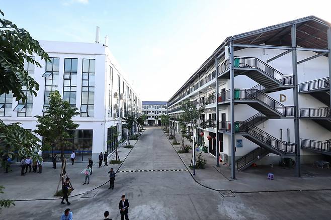 최근 캄보디아에서 한국인 대상 취업사기 및 감금 사건 등 각종 범죄에 연루된 사례가 수면 위로 드러나고 있다. 캄보디아 프놈펜 인근 온라인스캠범죄단지인 태자단지 / 사진=뉴스1