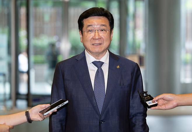 이찬희 삼성 준법감시위원회(준감위) 위원장이 지난 8월26일 오후 서울 서초구 삼성생명 사옥에서 열린 준감위 정례회의에 참석하며 취재진의 질문에 답하고 있다. 사진=뉴스1