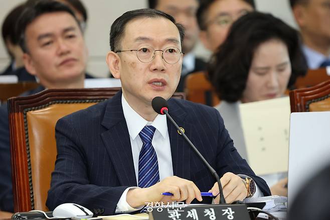 이명구 관세청장이 21일 국회 기획재정위원회 국정감사에서 의원질의에 답하고 있다. 박민규 선임기자