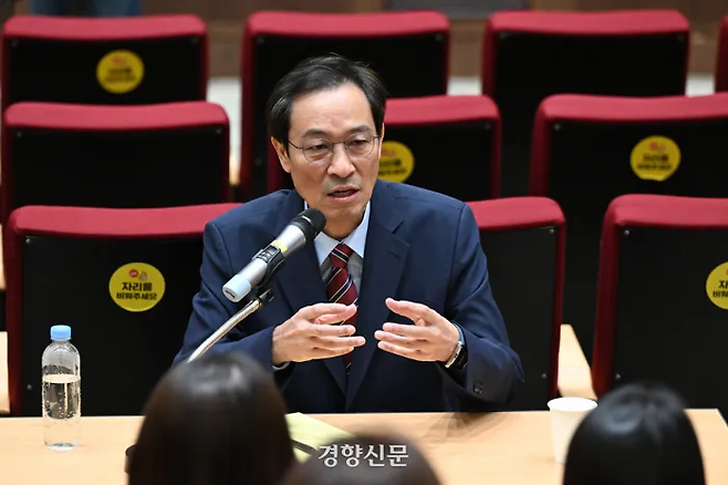 우상호 대통령실 정무수석이 지난 8월21일 용산 대통령실 대강당에서 기자간담회를 하고 있다. 대통령실사진기자단