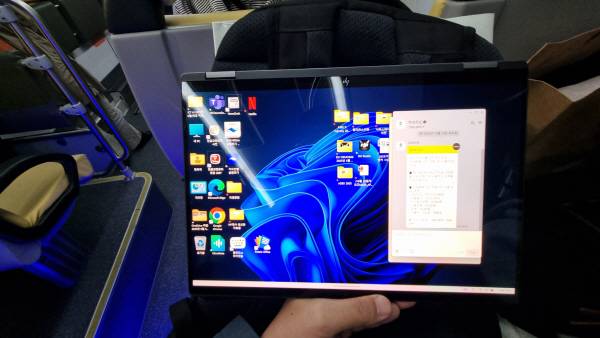 HP 옴니북 X 플립 14를 태블릿 모드로 접어서 버스 안에서 활용 중이다. 정옥재 기자