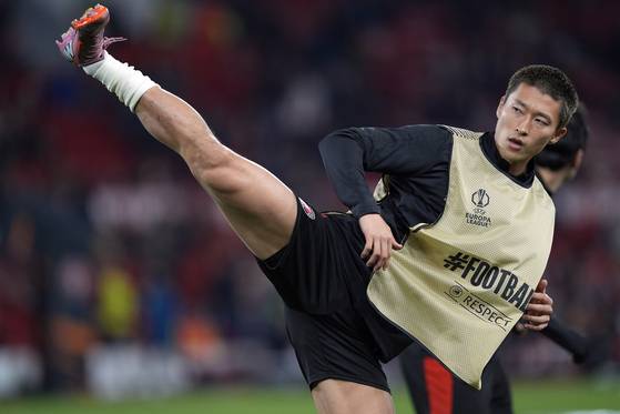 FC Midtjylland forward Cho Gue-Sung warms up ahead of a UEFA Europa League phase match against Nottingham Forest in Nottingham, Britain on Oct. 2. [EPA/YONHAP]