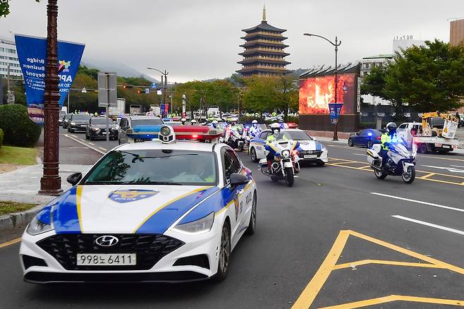 Police officers take part in a security exercise for the upcoming Asia-Pacific Economic Cooperation summit in Gyeongju, North Gyeongsang, on Oct. 20. [NEWS1]