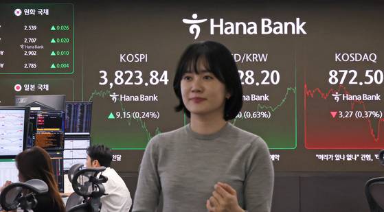 The Kospi closes at a record high of 3,823.84 at a Hana Bank dealing room in Jung District, central Seoul, on Oct. 21. [NEWS1]