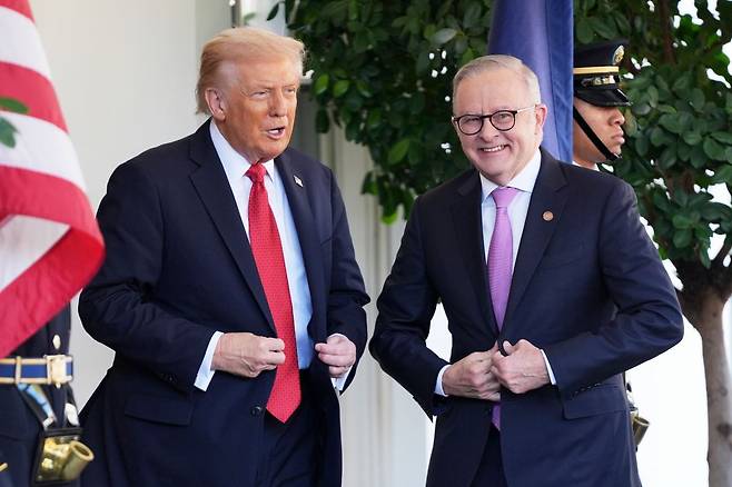 도널드 트럼프 미국 대통령이 20일(현지시간) 백악관에서 앤서니 앨버니즈 호주 총리를 영접하고 있다. 연합뉴스