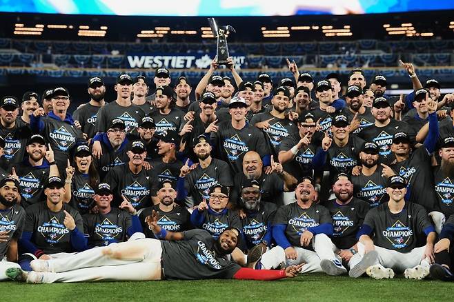 시애틀 매리너스 선수단이 21일(한국시간) 캐나다 온타리오주 토론토 로저스센터에서 열린 2025 미국 메이저리그 포스트시즌 아메리칸리그 챔피언십 시리즈 7차전에서 승리를 거둔 후, 월드시리즈 진출을 기념하는 티셔츠를 입고 사진을 촬영하고 있다. AP뉴시스