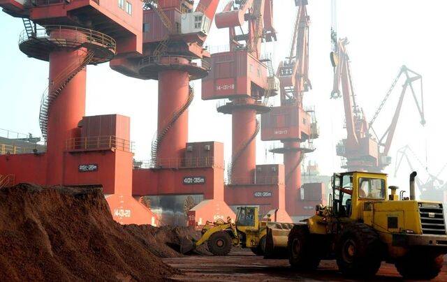 중국 장쑤성 한 항구에서 하역 중인 수출용 희토류 함유 토양. 연합뉴스