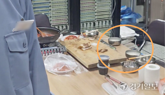 화성 동탄2신도시 한 임대아파트 관리사무소 직원들의 근무시간 중 음주현장. 독자 제공