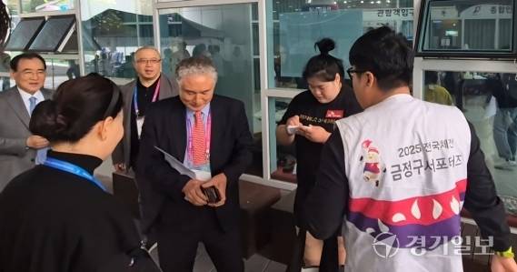 21일 부산 남구 국민체육센터 2관에서 역도 여자 일반부 경기가 끝난 뒤 박혜정이 팬, 관계자들에게 사인을 해주고 있다. 임창만기자