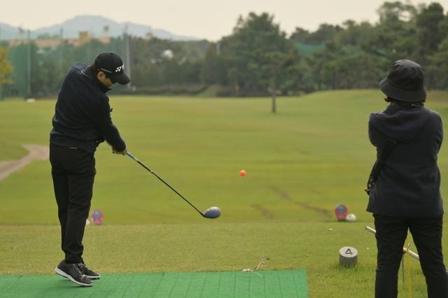 21일 오후 수원공군체력단련장에서 열린 '제12회 KBGA한국시각장애인골프협회장배 시각장애인골프대회에 참여한 시각장애인 선수들이 서포터의 도움을 받아 골프 경기를 하고 있다. 조주현기자