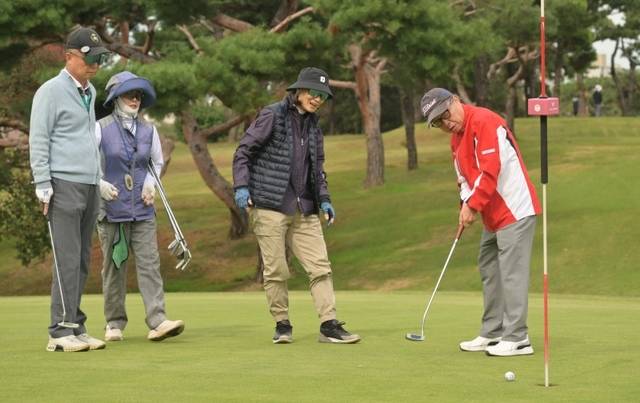 21일 오후 수원공군체력단련장에서 열린 '제12회 KBGA한국시각장애인골프협회장배 시각장애인골프대회에 참여한 시각장애인 선수들이 서포터의 도움을 받아 골프 경기를 하고 있다. 조주현기자