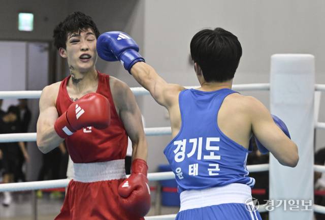 21일 오후 부산 벡스코 제2전시장에서 열린 '제106회 전국체육대회' 복싱 남자 일반부 플라이급 준결승 경기에서 윤태근(성남시청)이 김주완(부산광역시체육회)을 상대로 난타를 퍼붓고 있다. 홍기웅기자