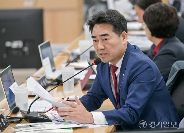 21일 경기남부경찰청 본관 대강당에서 열린 국회 행정안전위원회의 경기남부청 국정감사에서 이성권 의원이 질의하고 있는 모습. 윤원규기자