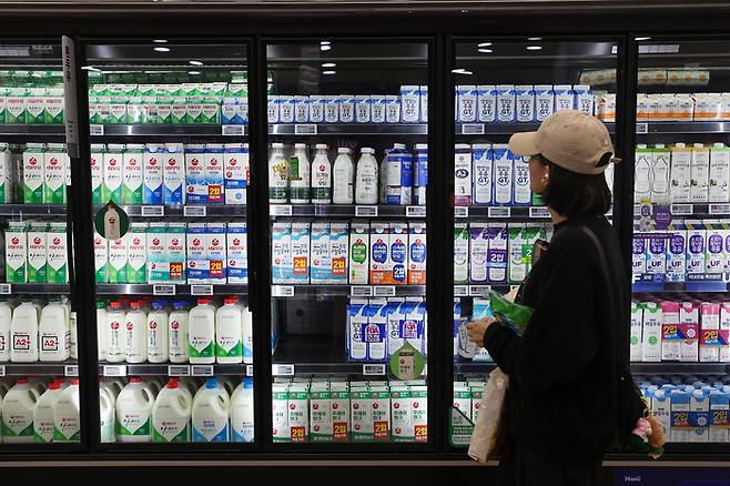 서울 시내 한 대형마트에서 우유를 고르는 시민.  [연합뉴스]