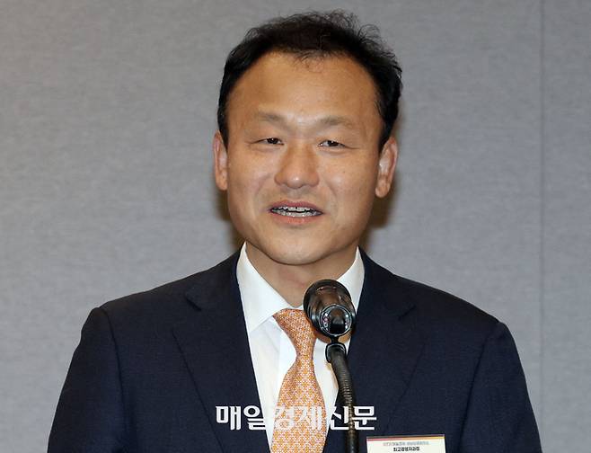 김명수 매경비즈 대표이사가 21일 열린 ‘제7기 매일경제-성남상공회의소 최고경영자과정’ 수료식에서 축사를 하고 있다. [유용석 기자]