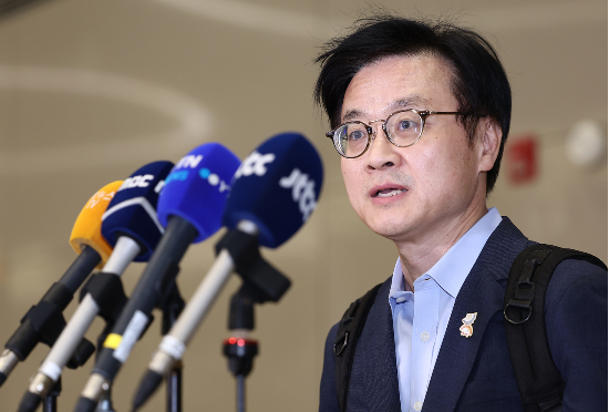 한미 관세 협상을 위해 미국으로 출국했던 김정관 산업통상부 장관이 20일 영종도 인천국제공항 제2터미널을 통해 귀국하며 취재진 질문에 답하고 있다. (사진=연합뉴스)