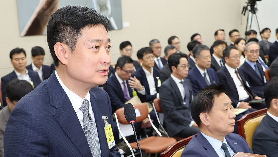 21일 국회 과학기술정보방송통신위원회에서 열린 정보통신기술(ICT) 분야 산하기관 국정감사에서 홍범식 LGU+ 대표이사가 해킹 사태와 관련한 위원 질의에 답하고 있다.(사진=연합뉴스)