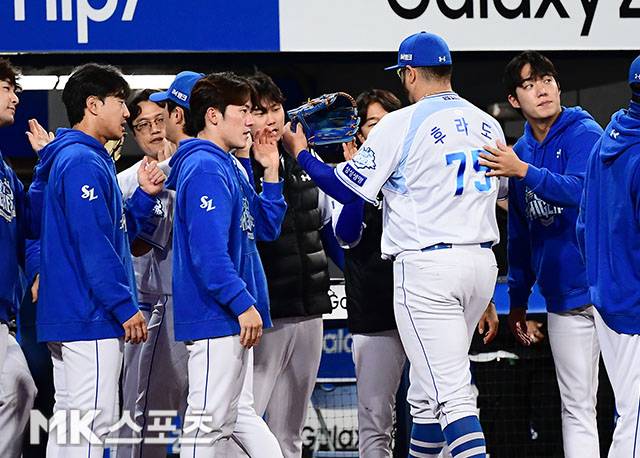 14일 오후 대구삼성라이온즈파크에서 ‘2025 신한 SOL Bank KBO 포스트시즌’ SSG 랜더스와 삼성 라이온즈의 준플레이오프(5전 3선승제) 4차전이 열렸다. 삼성 선발 후라도가 3회초 수비를 마친 후 더그아웃으로 향하고 있다. 사진=김영구 기자