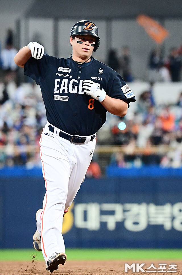 21일 오후 대구삼성라이온즈파크에서 ‘2025 신한 SOL Bank KBO 포스트시즌’ 한화 이글스와 삼성 라이온즈의 플레이오프(5전 3선승제) 3차전이 열렸다. 5회초 2사 3루에서 한화 노시환이 재역전 투런홈런을 치고 그라운드를 돌고 있다. 사진(대구)=김영구 기자