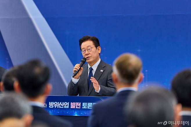 (서울=뉴스1) 이재명 기자 = 이재명 대통령이 20일 경기 고양시 일산서구 킨텍스에서 열린 방위산업 발전 토론회에서 발언하고 있다. (대통령실 제공. 재판매 및 DB 금지) 2025.10.20/뉴스1  Copyright (C) 뉴스1. All rights reserved. 무단 전재 및 재배포,  AI학습 이용 금지. /사진=(서울=뉴스1) 이재명 기자