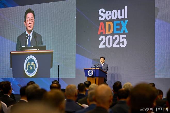 (서울=뉴스1) 이재명 기자 = 이재명 대통령이 20일 경기 고양시 일산서구 킨텍스에서 열린 서울 ADEX 2025(서울 국제 항공우주 및 방위산업 전시회 2025) 개막식에서 축사하고 있다. (대통령실 제공. 재판매 및 DB 금지) 2025.10.20/뉴스1  Copyright (C) 뉴스1. All rights reserved. 무단 전재 및 재배포,  AI학습 이용 금지. /사진=(서울=뉴스1) 이재명 기자