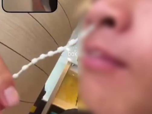 일본 교토 시내에 있는 패스트푸드점에서 한 남고생이 블라인드 조작용 손잡이를 코에 넣고 장난치는 모습./사진=엑스(X·옛트위터)