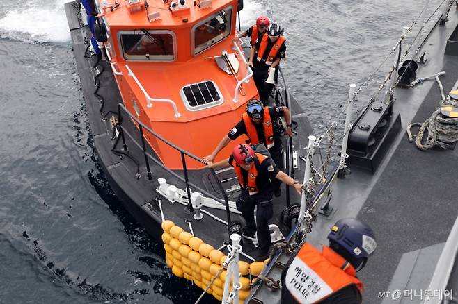 제주시 제주항 서방파제 인근 해상에서 제주해양경찰청의 여객 항공기 불시착 사고 대응 훈련이 진행되고 있다. 기사내용과 무관./사진=뉴스1.