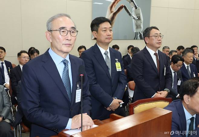 김영섭 KT 대표, 홍범식 LGU+ 대표, 유영상 SKT 대표가 21일 서울 여의도 국회에서 열린 과학기술정보방송통신위원회의 정보통신산업진흥원 등 국정감사에서 두손을 모아 박충권 국민의힘 의원 질의를 듣고 있다. /사진=뉴시스