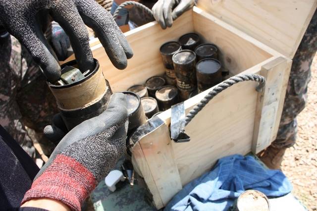 지난 7월 20일 경기 가평군에 내린 기록적인 폭우로 육군 지상작전사령부 예하 모 부대의 탄약고 한 동이 무너졌고, 탄약고에서 보관 중이던 수류탄 13발이 폭우에 휩쓸려 2박 3일 간의 수색 작업 끝에 전량 회수하는 소동이 발생했다. 사진은 회수한 수류탄을 간부가 육안 검사를 통해 이상 유무를 확인하는 모습. 유용원 의원실 제공