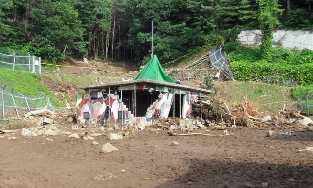 지난 7월 20일 경기 가평군에 내린 기록적인 폭우로 인해 육군 지작사 예하 모 부대의 탄약고 한 동이 무너졌고, 탄약고에서 보관 중이던 수류탄 13발이 폭우에 휩쓸려 2박 3일 간의 수색 작업 끝에 전량 회수하는 소동이 발생했다. 폭우 피해 후 처첨한 탄약고 모습. 유용원 의원실 제공