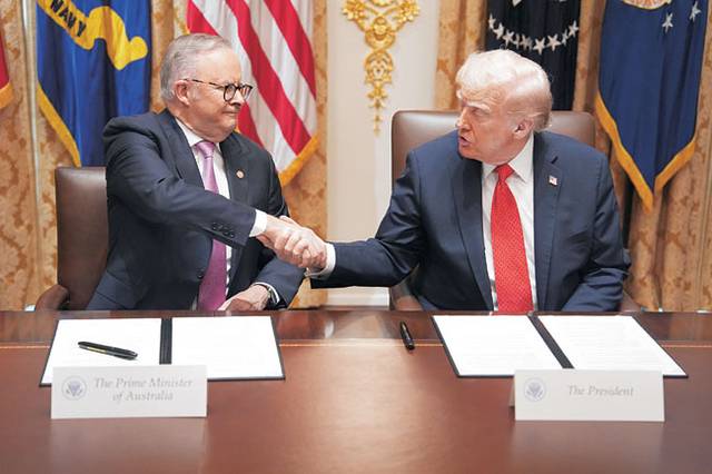 손잡은 미국-호주  : 20일 도널드 트럼프(오른쪽) 미국 대통령이 워싱턴DC 백악관 캐비닛룸에서 앤서니 앨버니지 호주 총리와 양국의 희토류 및 핵심 광물 협력을 강화하는 협정에 서명한 후 악수하고 있다.  AP 연합뉴스