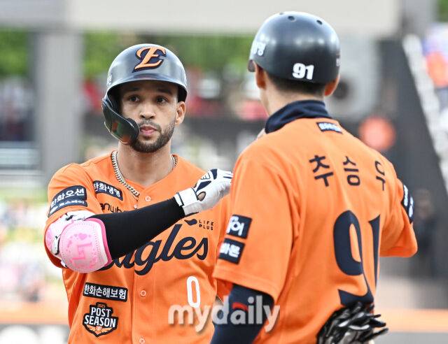 19일 오후 대전광역시 중구 대전한화생명볼파크에서 진행된 '2025 프로야구 KBO리그 포스트시즌' 플레이오프(PO) 2차전 한화이글스와 삼성라이온즈의 경기. 한화 리베라토가 5회말 2사에서 안타를 친 뒤 환호하고 있다./대전=송일섭 기자 andlyu@mydaily.co.kr