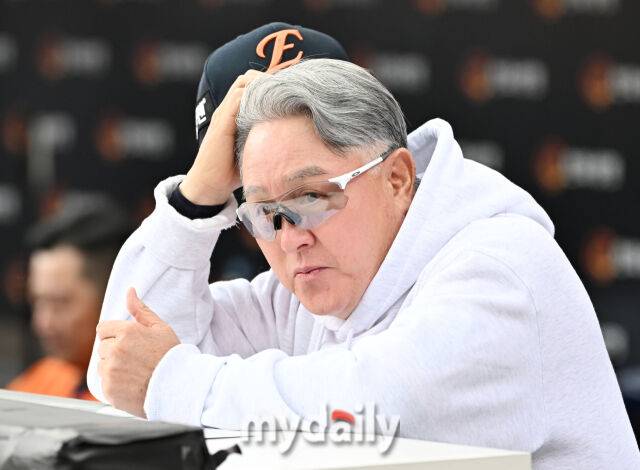 19일 오후 대전광역시 중구 대전한화생명볼파크에서 진행된 '2025 프로야구 KBO리그 포스트시즌' 플레이오프(PO) 2차전 한화이글스와 삼성라이온즈의 경기. 한화 김경문 감독이 선수들을 지켜보고 있다./마이데일리