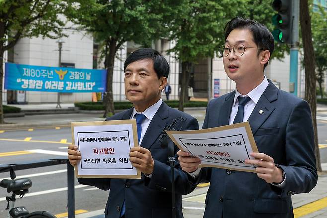 이성윤(왼쪽) 더불어민주당 법률위원장, 김동아 더불어민주당 허위조작정보대응특위 부위원장이 21일 서울 종로구 서울경찰청 앞에서 박정훈 국민의힘 의원을 허위사실적시 명예훼손 혐의로 고발하기에 앞서 입장을 밝히고 있다. [뉴시스]