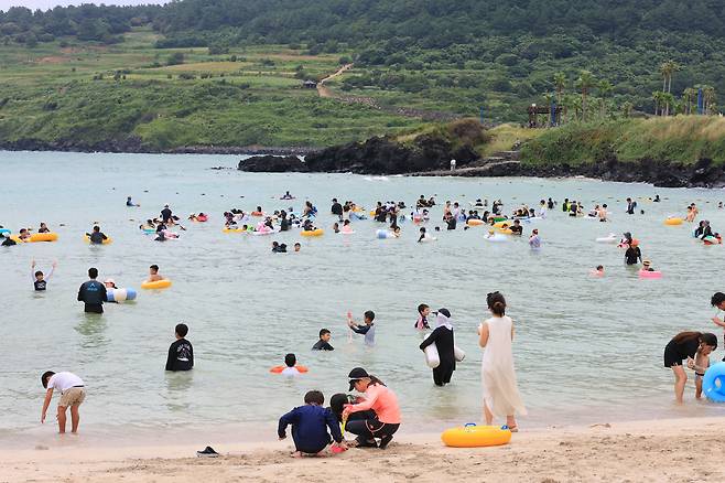 제주시 조천읍 함덕해수욕장에서 피서객들이 물놀이를 즐기고 있다.[연합]