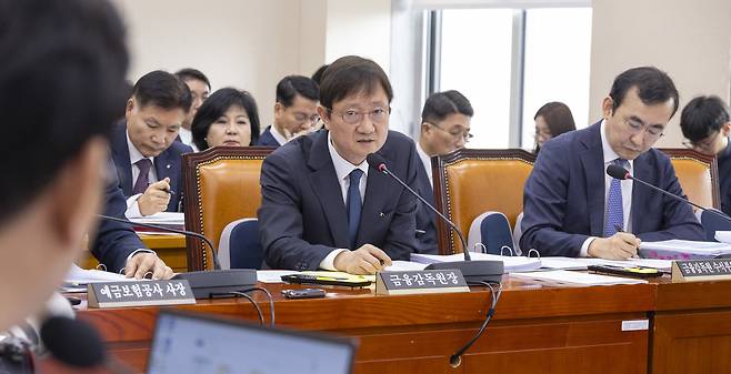 이찬진 금융감독원장이 21일 국회에서 열린 2025년도 정무위원회 국정감사에 출석해 의원 질의에 답하고 있다. [연합]