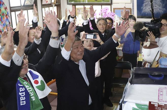 21일(현지시간) 일본 나라현 야마토코리야마에서 다카이치 사나에가 일본의 신임 총리로 선출되자 지지자들이 환호하는 모습이 보인다. [로이터]