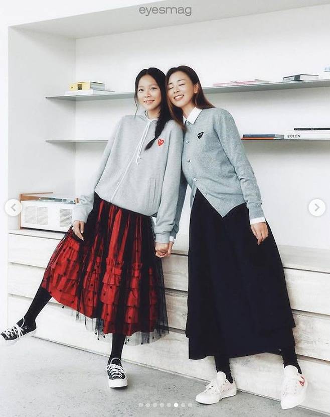 [서울=뉴시스] 이종격투기 선수 추성훈의 부인 야노 시호가 딸 추사랑과 찍은 화보를 공개했다. (사진=패션 매거진 아이즈매거진(eyesmag) 제공, 야노시호 인스타그램 캡처) 2025.10.21. photo@newsis.com *재판매 및 DB 금지