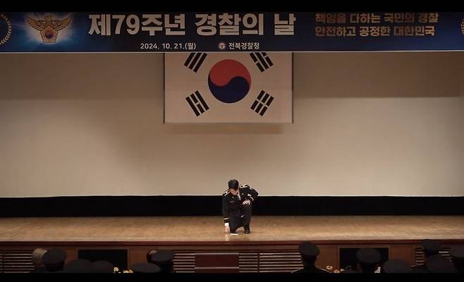 [전주=뉴시스] 지난해 10월21일 전북 전주시 전북경찰청에서 진행된 경찰의 날 행사에서 권명재 김제경찰서 경사가 뮤지컬 '데스노트'의 한 대목 공연에서 열연하고 있다. (사진=권명재 경장 제공) 2025.01.21. photo@newsis.com *재판매 및 DB 금지