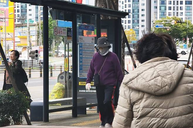 [대구=뉴시스] 이상제 기자 = 쌀쌀한 날씨를 보인 21일 오전 대구 남구의 한 버스정류장 인근에서 시민들이 두꺼운 옷을 입고 발걸음을 재촉하고 있다. 2025.10.21. king@newsis.com  *재판매 및 DB 금지
