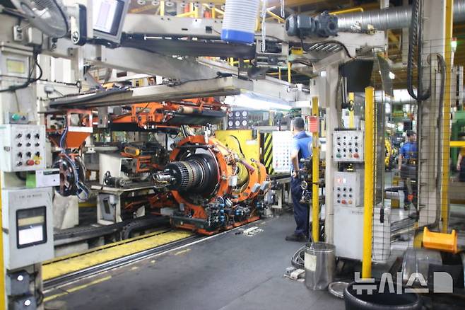 [광주=뉴시스] 금호타이어가 17일 광주공장 재가동을 위해 1공장 성형기 시험 가동에 들어갔다. (사진=금호타이어 제공). 2025.09.27. photo@newsis.com