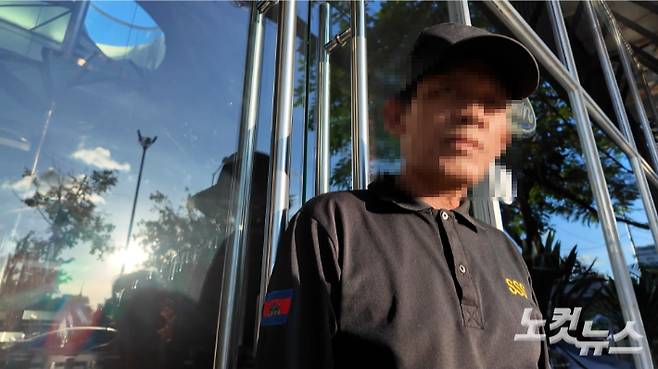 캄보디아 프놈펜 시내에 위치한 프린스그룹 운영 클럽 '프린스브루잉' 앞에서 경비원이 "문 닫았다"며 출입을 제지하고 있다. 남성경 크리에이터