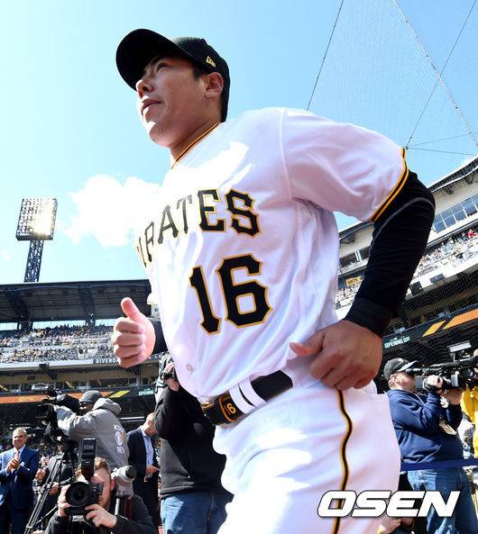 [OSEN=피츠버그(미국 펜실베이니아주), 최규한 기자] 2일(한국시간) 미국 펜실베이니아주 피츠버그 PNC파크에서 ’2019 메이저리그’ 피츠버그 파이어리츠와 세인트루이스 카디널스의 경기가 열렸다.피츠버그 강정호가 홈 개막전 행사에 나서고 있다. /dreamer@osen.co.kr