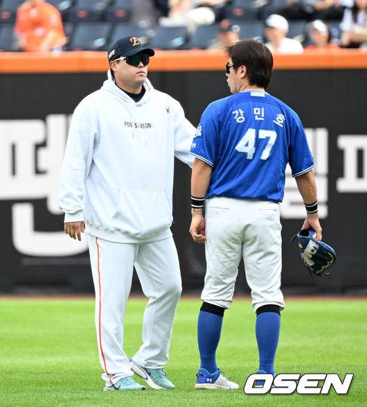 [OSEN=대전, 이대선 기자] 19일 오후 대전 한화생명볼파크에서 2025 신한 SOL Bank KBO리그 포스트시즌 플레이오프 2차전 한화 이글스와 삼성 라이온즈의 경기가 열렸다. 경기에 앞서 삼성 강민호가 한화 류현진과 이야기를 나누고 있다. 2025.10.19 /sunday@osen.co.kr