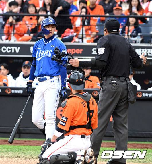 [OSEN=대전, 손용호 기자] 18일 오후 대전 한화생명볼파크에서 2025 신한 SOL Bank KBO리그 포스트시즌 플레이오프 1차전 한화 이글스와 삼성 라이온즈의 경기가 열렸다. 3회초 구자욱이 폰세와의 신경전으로 구심의 경고를 받고 있다. 2025.10.18 /spjj@osen.co.kr