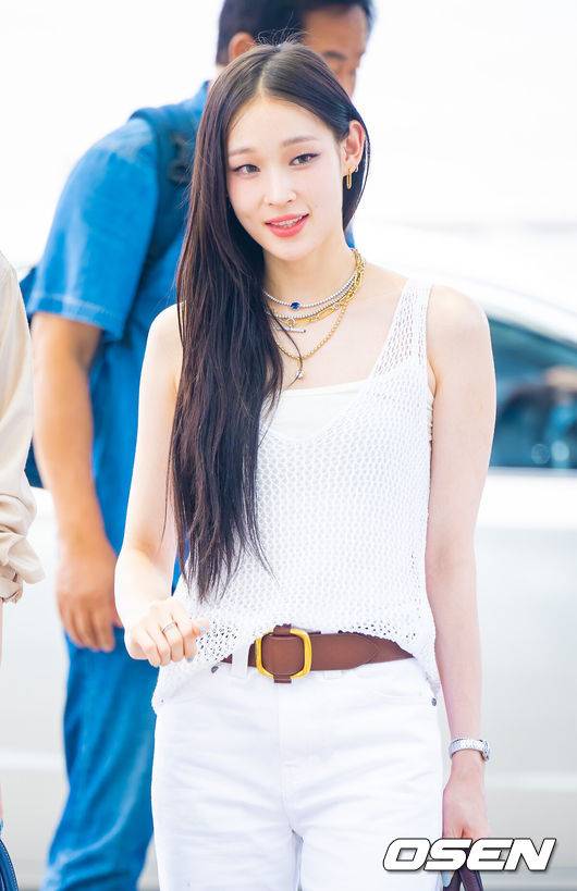 [OSEN=인천공항, 박준형 기자] 혼성그룹 올데이프로젝트(ALLDAY PROJECT)가 2일 인천국제공항을 통해 해외 일정 참석차 미국 로스앤젤레스로 출국했다.더블랙레이블 소속의 올데이 프로젝트는 테디의 프로듀싱 아래 지난 6월 23일 정식 데뷔한 5인조 혼성 그룹으로 멤버는 신세계 정유경 회장의 장녀로 알려진 애니를 비롯해, '쇼미더머니' 출신 래퍼 우찬, 안무가 베일리, 무용가 타잔, 다수 기획사 연습생 출신 영서로 구성됐다. 올데이 프로젝트 멤버 애니가 출국에 앞서 포즈를 취하고 있다.   2025.08.02 / soul1014@osen.co.kr