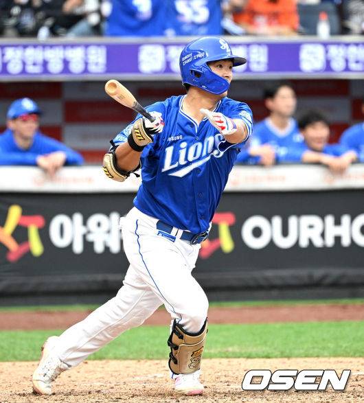 [OSEN=대전, 이대선 기자] 19일 오후 대전 한화생명볼파크에서 2025 신한 SOL Bank KBO리그 포스트시즌 플레이오프 2차전 한화 이글스와 삼성 라이온즈의 경기가 열렸다.한화는 라이언 와이스, 삼성은 최원태를 선발 투수로 내세웠다.5회초 1사 1루에서 삼성 김태훈이 우전 안타를 치고 있다. 2025.10.19 /sunday@osen.co.kr